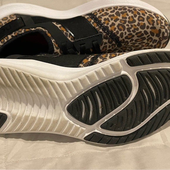 New Balance like new tennis shoe - Picture 4 of 8